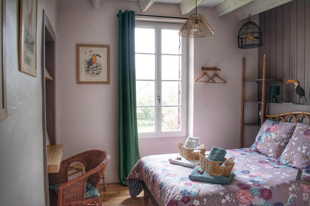 Les Volets Violets Bed & Breakfast Salles  Rom bilde