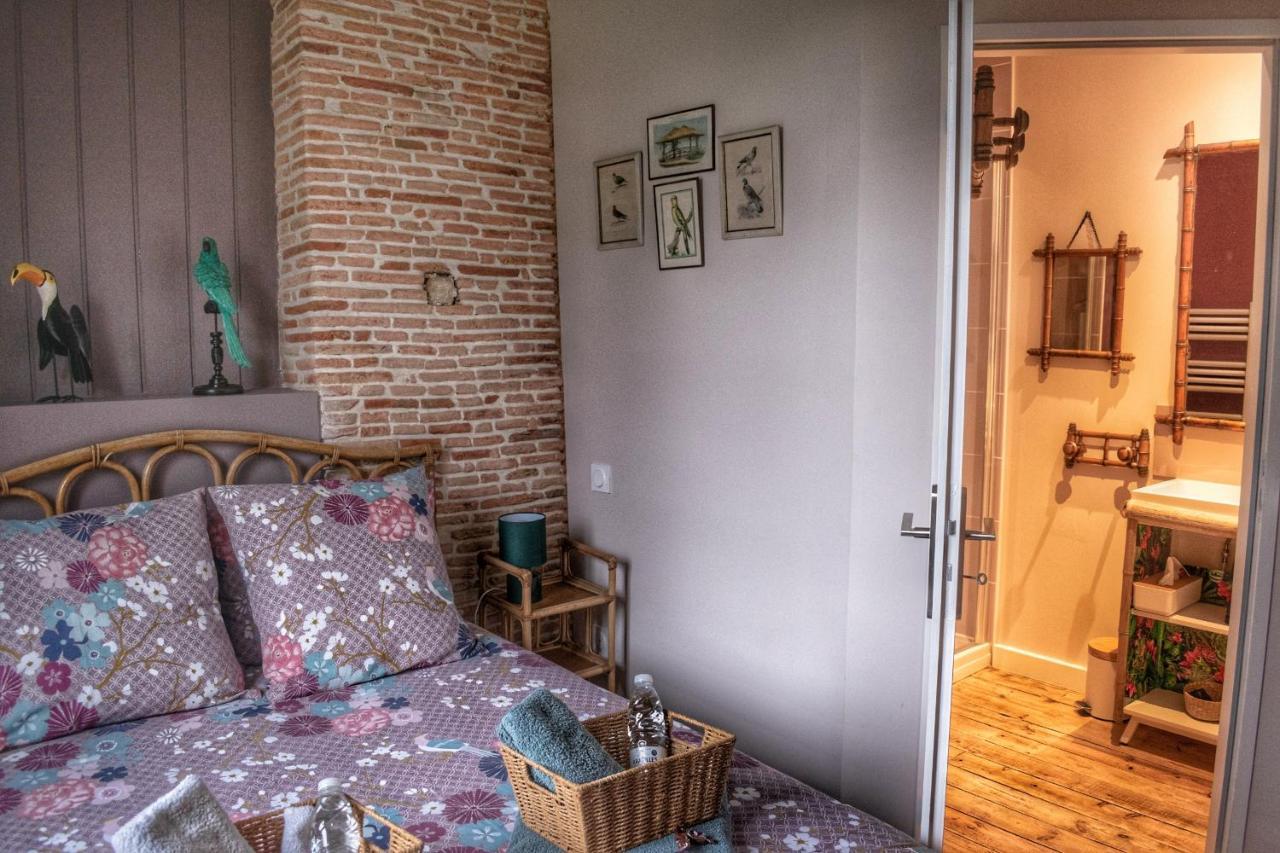 Les Volets Violets Bed & Breakfast Salles  Rom bilde