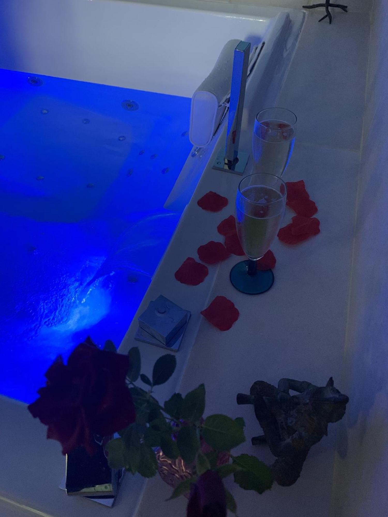 Les Volets Violets Bed & Breakfast Salles  Rom bilde
