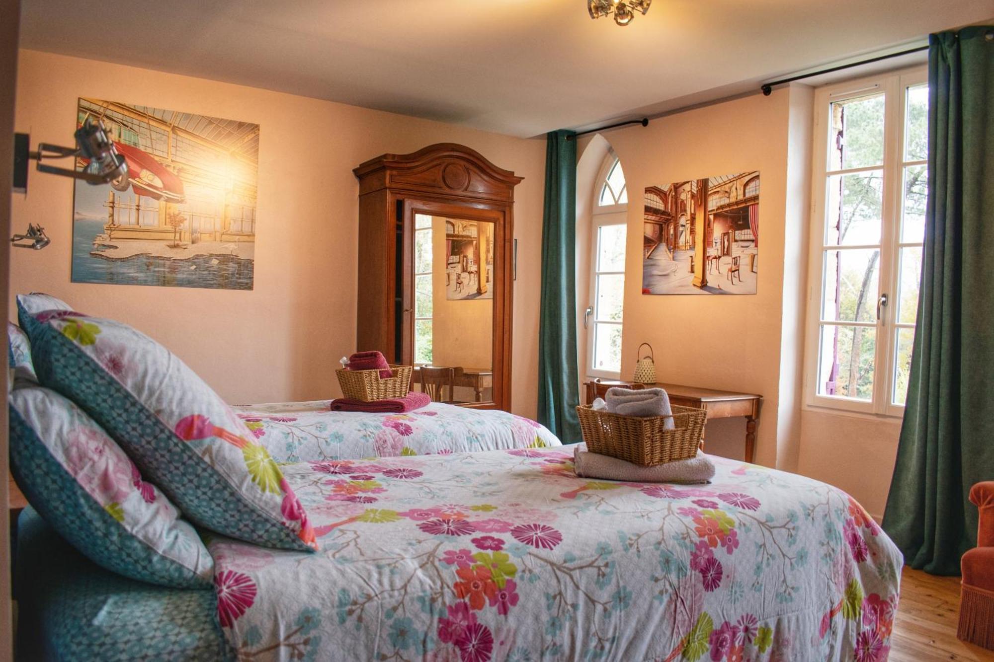 Les Volets Violets Bed & Breakfast Salles  Rom bilde