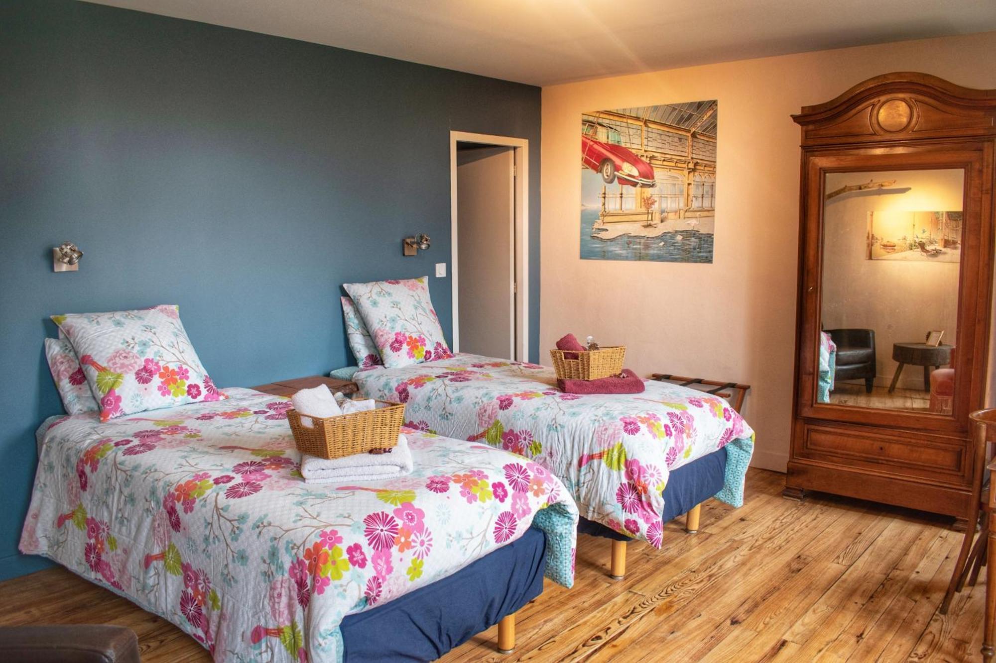 Les Volets Violets Bed & Breakfast Salles  Rom bilde