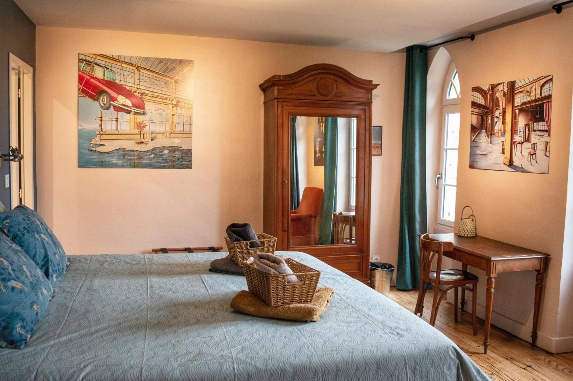 Les Volets Violets Bed & Breakfast Salles  Rom bilde