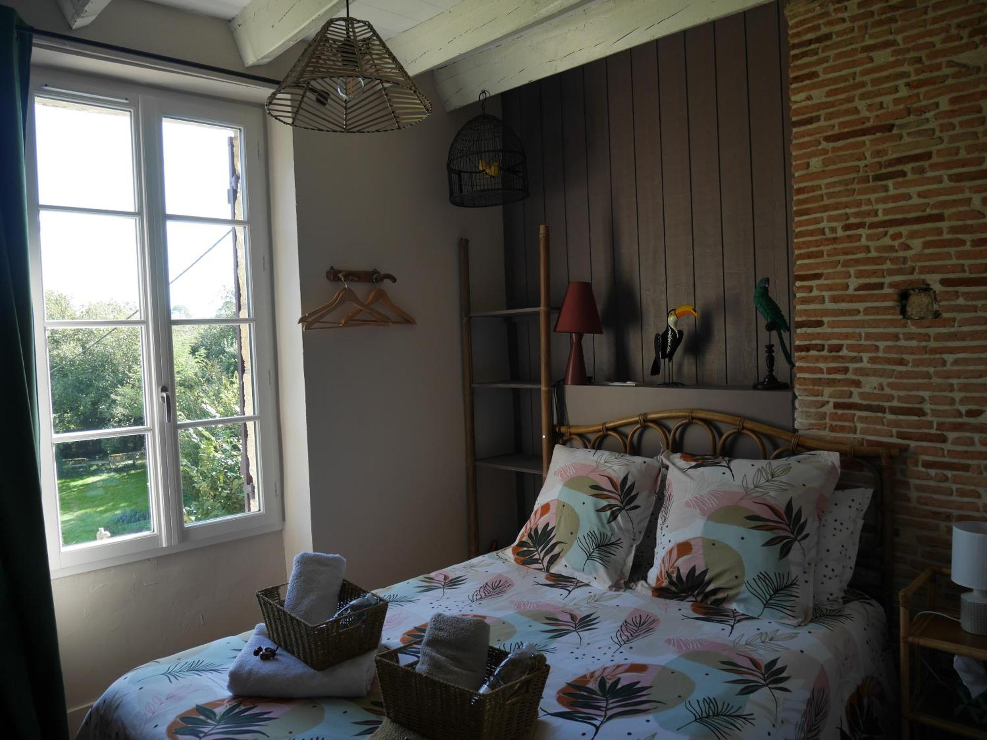 Les Volets Violets Bed & Breakfast Salles  Rom bilde
