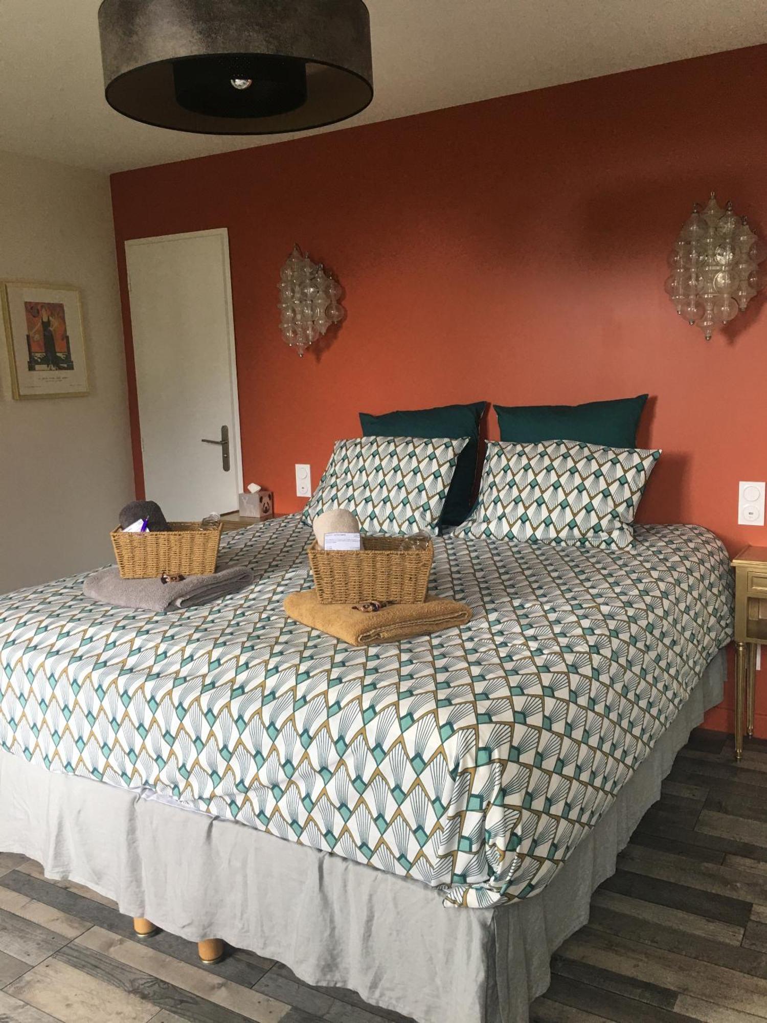 Les Volets Violets Bed & Breakfast Salles  Rom bilde