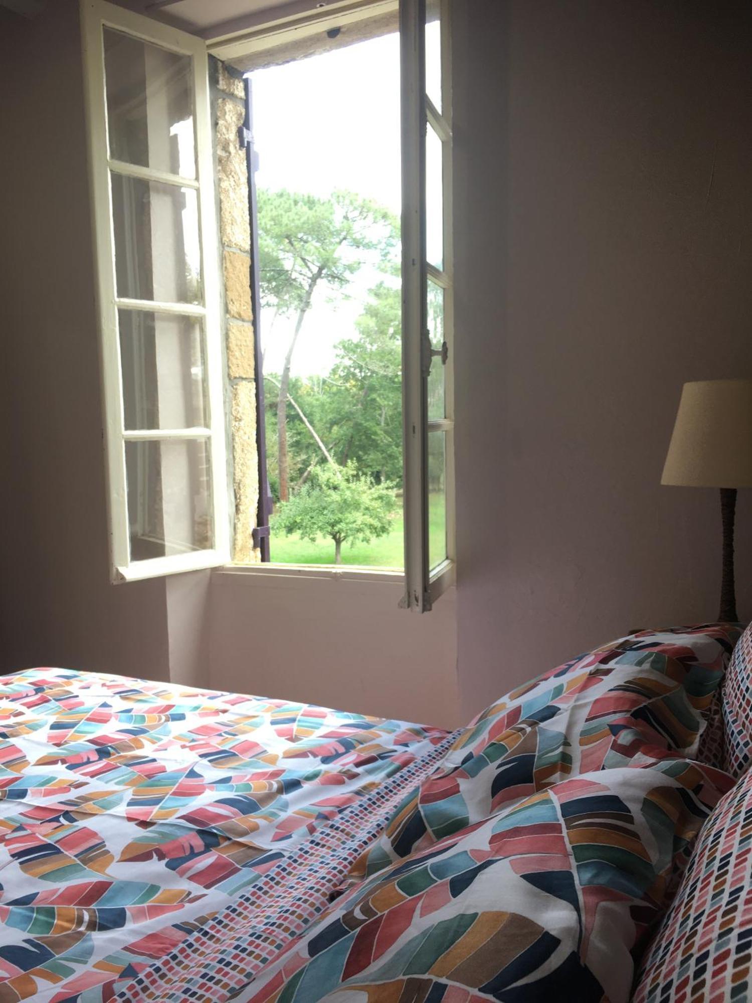 Les Volets Violets Bed & Breakfast Salles  Rom bilde