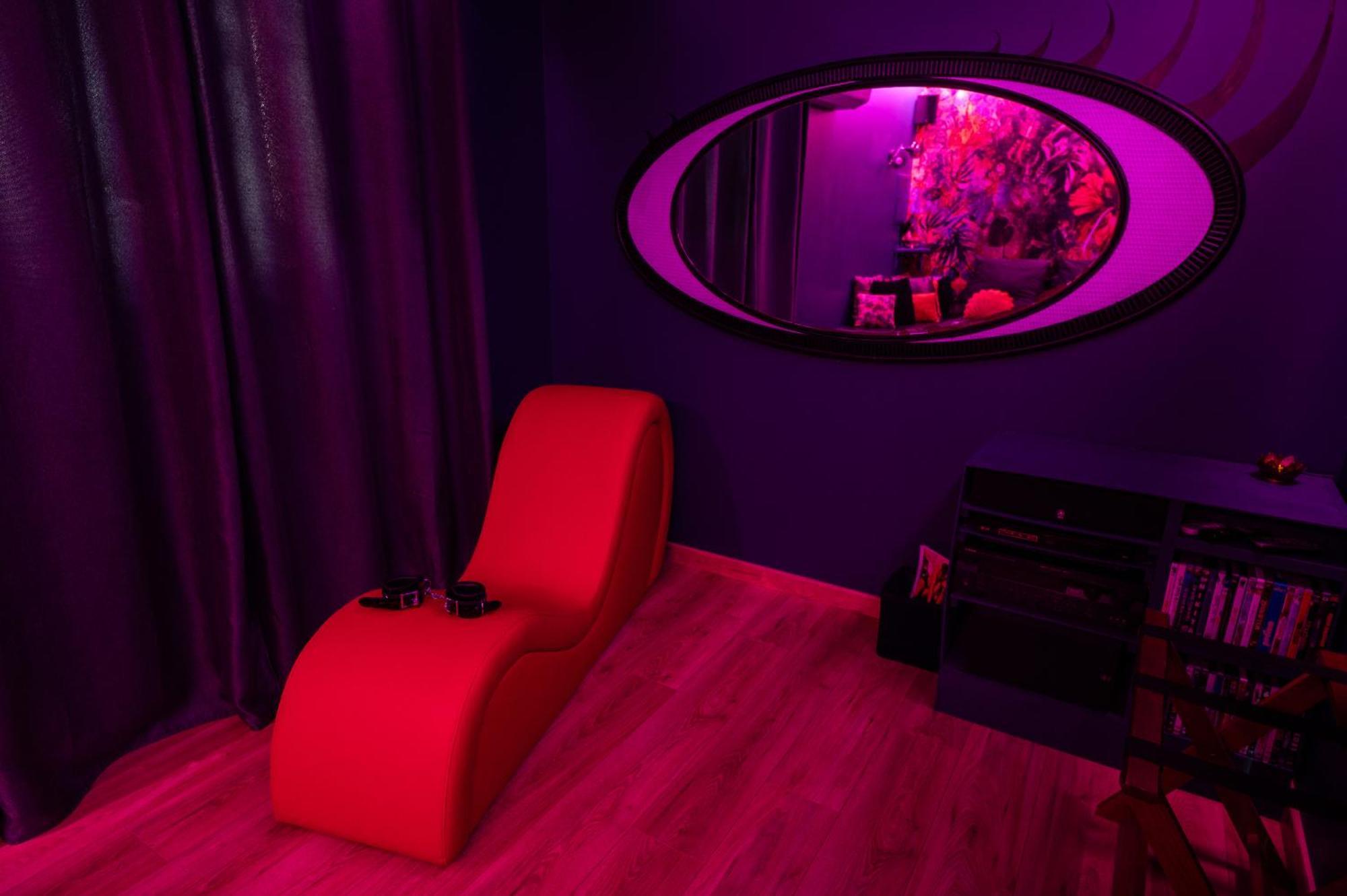 Les Volets Violets Bed & Breakfast Salles  Rom bilde